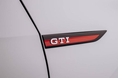 Vinnitsa, Ukrayna - Haziran 01, 2021. Volkswagen Golf 8 GTI - Showroom 'da yeni model araba sunumu - logo