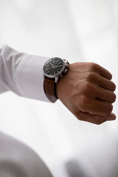Hombre Negocios Comprobar Hora Reloj Pulsera Hombre Poniendo Reloj Mano — Foto de Stock