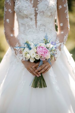 Gelinin elindeki buket, düğün töreninden önce hazırlanan kadın.