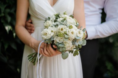 Gelinin elindeki buket, düğün töreninden önce hazırlanan kadın.