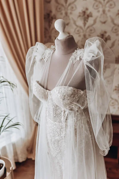 Belle Robe Mariée Suspendue Dans Chambre Femme Préparer Avant Cérémonie — Photo