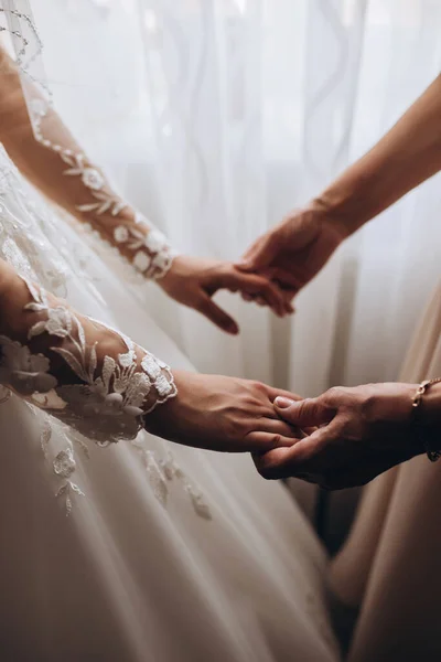 Nevěsta Svatební Den Drží Matku Ruce Pojetí Vztahu Mezi Matkou — Stock fotografie