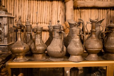 Dubai, BAE, 07 Kasım 2021: Al Seef 'teki Arap pazarı eski usul çanak çömlek, lambalar ve fenerlerle