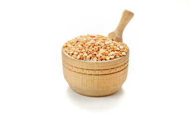 Bezelye kabı içinde homurdanıyor ve beyaz bir arka planda izole edilmiş poşetler. Yüksek kalite fotoğraf