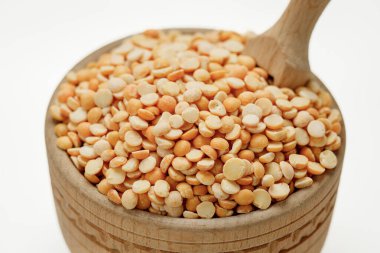 Bezelye kabı içinde homurdanıyor ve beyaz bir arka planda izole edilmiş poşetler. Yüksek kalite fotoğraf