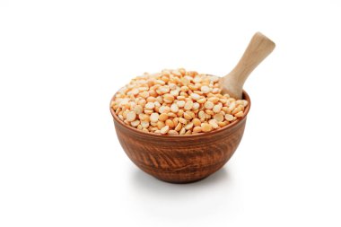 Bezelye kabı içinde homurdanıyor ve beyaz bir arka planda izole edilmiş poşetler. Yüksek kalite fotoğraf