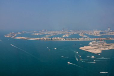 Dubai, BAE - Kasım 06, 2021: Bluewater Adası 'ndaki dünyanın en büyük dönme dolaplarından biri olan Ain (Eye) DUBAI' den Palm Jumeirah 'a bakın