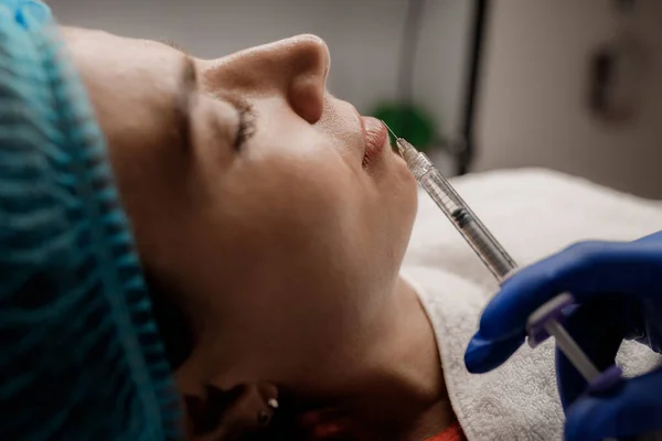 Cosmétologue Injecte Une Seringue Dans Patient — Photo