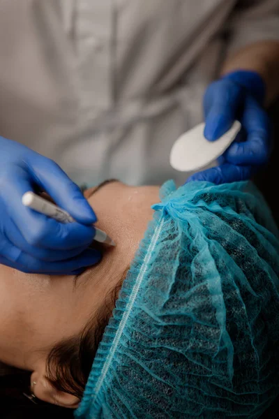 Cosmetólogo Preparando Paciente Para Procedimiento Botox —  Fotos de Stock