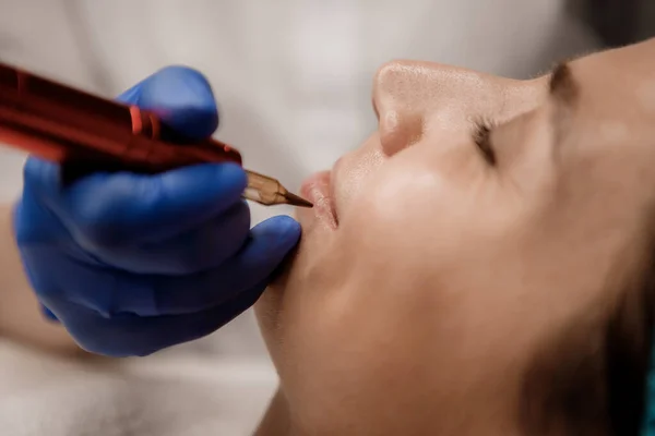 Jeune Femme Subissant Une Procédure Maquillage Permanent Des Lèvres Dans — Photo