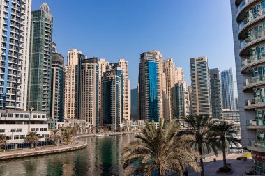 Dubai, BAE - 09 Kasım 2021: Lüks Dubai Marina gökdelenleri, güzel güneşli bir sabah, Birleşik Arap Emirlikleri