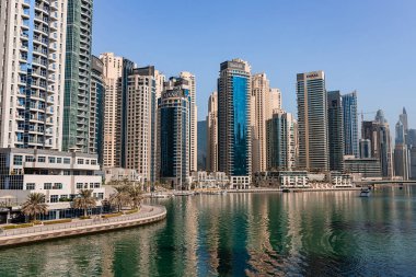 Dubai, BAE - 09 Kasım 2021: Lüks Dubai Marina gökdelenleri, güzel güneşli bir sabah, Birleşik Arap Emirlikleri