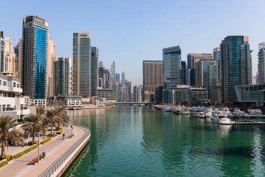 Dubai, BAE - 09 Kasım 2021: Lüks Dubai Marina gökdelenleri, güzel güneşli bir sabah, Birleşik Arap Emirlikleri