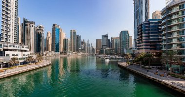 Dubai, BAE - 09 Kasım 2021: Lüks Dubai Marina gökdelenleri, güzel güneşli bir sabah, Birleşik Arap Emirlikleri