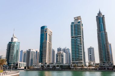 Dubai, BAE - 09 Kasım 2021: Lüks Dubai Marina gökdelenleri, güzel güneşli bir sabah, Birleşik Arap Emirlikleri