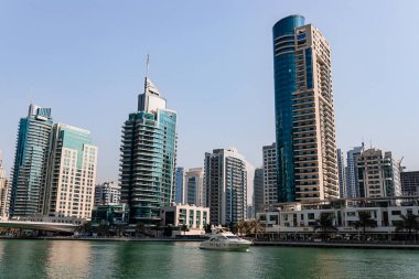 Dubai, BAE - 09 Kasım 2021: Lüks Dubai Marina gökdelenleri, güzel güneşli bir sabah, Birleşik Arap Emirlikleri