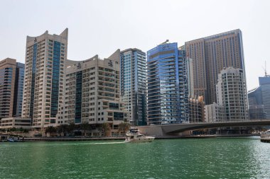 Dubai, BAE - 09 Kasım 2021: Lüks Dubai Marina gökdelenleri, güzel güneşli bir sabah, Birleşik Arap Emirlikleri