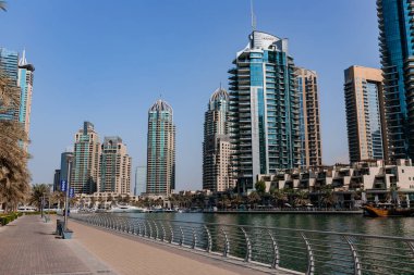 Dubai, BAE - 09 Kasım 2021: Lüks Dubai Marina gökdelenleri, güzel güneşli bir sabah, Birleşik Arap Emirlikleri