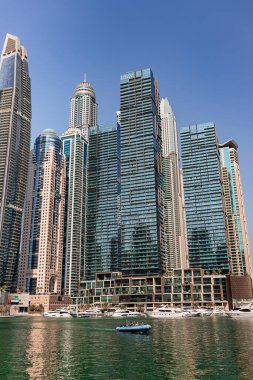 Dubai, BAE - 09 Kasım 2021: Lüks Dubai Marina gökdelenleri, güzel güneşli bir sabah, Birleşik Arap Emirlikleri