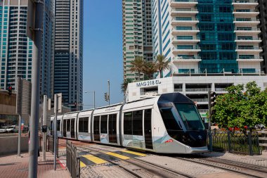Dubai, BAE - 06 Kasım 2021: Dubai Tramvay toplu taşıma taşımacılık trafiği Dubai, BAE 'deki Marina Kuleleri istasyonunda.
