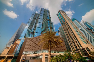 Dubai, BAE - Kasım 06, 2021: Birleşik Arap Emirlikleri 'ndeki lüks Dubai Marina gökdelenleri