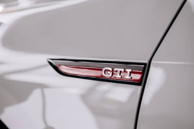 Vinnitsa, Ukrayna - Haziran 01, 2021. Volkswagen Golf 8 GTI - Showroom 'da yeni model araba sunumu - logo