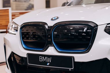 Vinnitsa, Ukrayna - 14 Ocak 2022. BMW IX 3 - yeni model elektrikli SUV araba sunumu showroom 'da - tampon