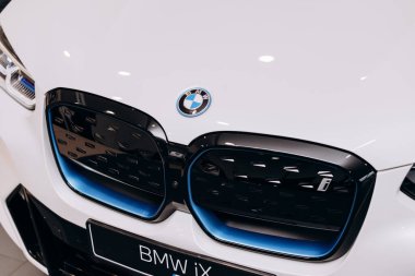 Vinnitsa, Ukrayna - 14 Ocak 2022. BMW IX 3 - yeni model elektrikli SUV araba sunumu showroom 'da - tampon