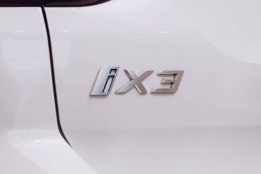 Vinnitsa, Ukrayna - 14 Ocak 2022. BMW IX 3 - yeni model tüm elektrikli SUV araba sunumu - logo BMW IX 3