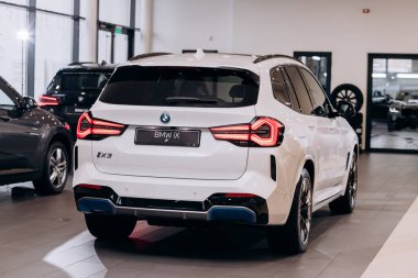 Vinnitsa, Ukrayna - 14 Ocak 2022. BMW IX 3 - yeni model elektrikli SUV araba sunumu sergi salonunda - arka görünüm