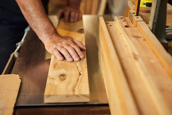 木工制造业中穿着制服的高级木匠在木工机器上工作 — 图库照片