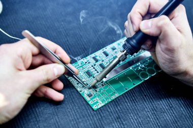 Mühendis fabrika işçisi elektronik lehimleyici bir tahta (çip). Mikroçip Üretimi, Nano Bilgisayar Teknolojisi ve Üretim Teknolojisi