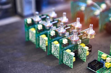 Bilgisayarlı pano, devre, çip ya da mikroçip üretimi. Donanım teçhizatı tamir ediliyor. Tamirci ve Aletli İşçi. Masada Modern Dijital Aygıt Denemesi. Elektronik Aygıtlar Konsepti