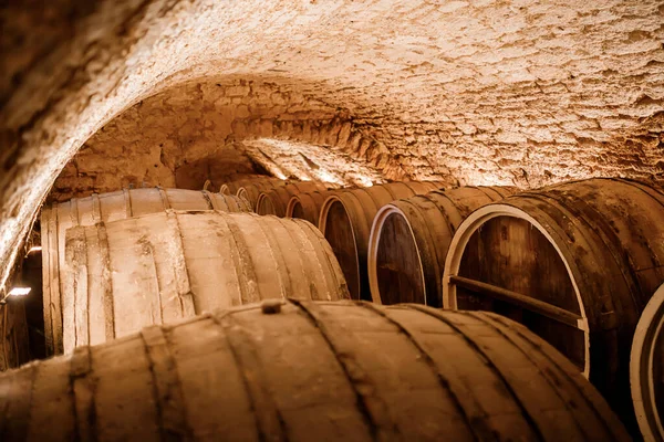 Velhos Barris Madeira Tradicionais Com Vinho Num Cofre Alinhado Numa — Fotografia de Stock