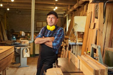 Üniformalı marangozun portresi marangozluk fabrikasında marangozluk yapıyor.