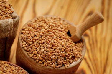 İnci arpa kaselerde homurdanır ve tahta bir arka planda torbalar. Yüksek kalite fotoğraf