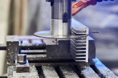 Alüminyum bölme makineyle kesiliyor. 