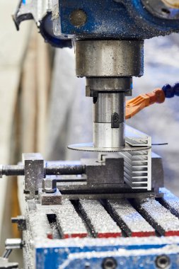 Alüminyum bölme makineyle kesiliyor. 