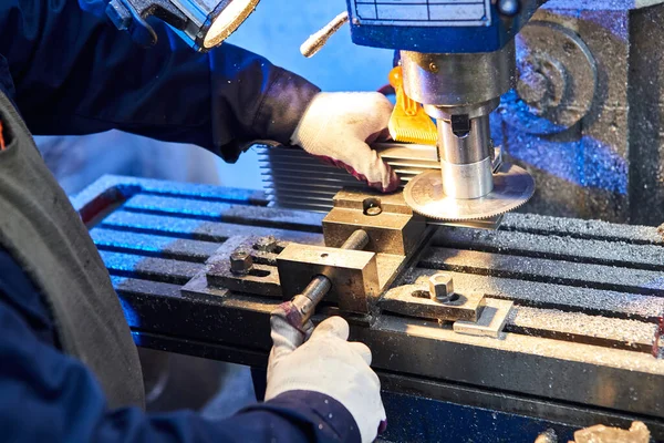 Engenheiro Processo Trabalhando Corte Tarugos Alumínio Com Máquina — Fotografia de Stock