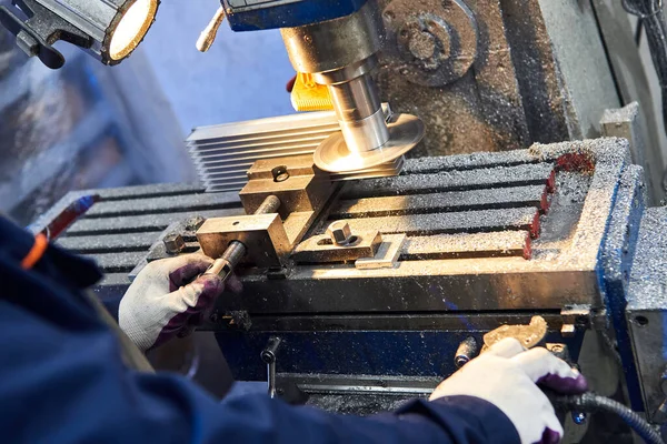 Engenheiro Processo Trabalhando Corte Tarugos Alumínio Com Máquina — Fotografia de Stock