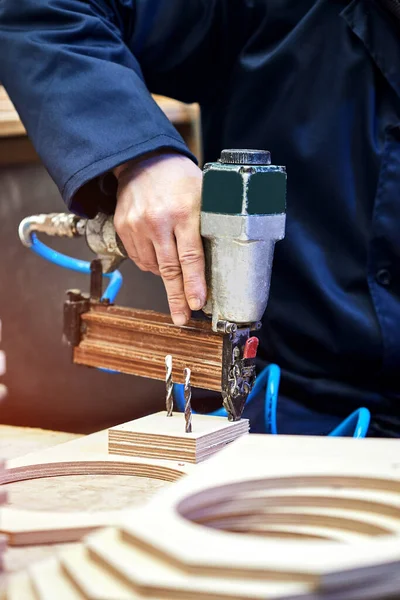 Trabajador Con Pistola Clavadora Taller — Foto de Stock