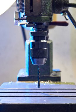 Metal sondaj makinesi. Çelik matkap. Metal endüstrisi