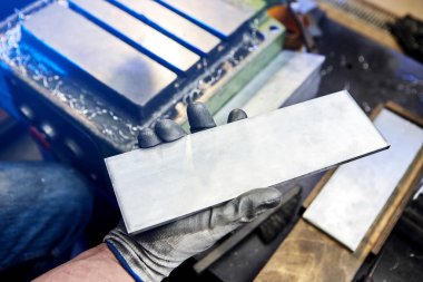 Metal alüminyum plakalar, parçaların üretimi için kuru sıkı. Metalürji endüstrisi