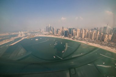 Dubai, BAE - Kasım 06, 2021: Bluewater Adası 'ndaki dünyanın en büyük dönme dolaplarından biri olan Ain (Eye) DUBAI' den JBR plajına bakın
