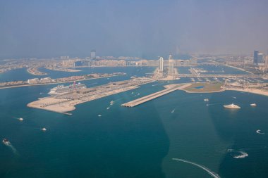 Dubai, BAE - Kasım 06, 2021: Bluewater Adası 'ndaki dünyanın en büyük dönme dolaplarından biri olan Ain (Eye) DUBAI' den Palm Jumeirah 'a bakın