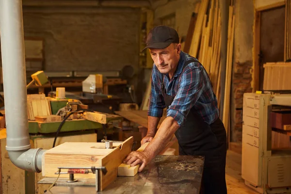 Старший Плотник Униформе Работает Деревообрабатывающей Машине Столярном Производстве — стоковое фото