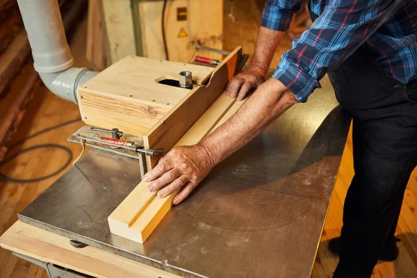 Menuisier Senior Uniforme Travaille Sur Une Machine Bois Menuiserie — Photo