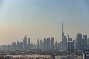DUBAI; BİRLİK ARAB EMIRATES - 08 Kasım 2021: Dubai Çerçeve Müzesi 'nin gözlem güvertesinden şehrin yerleşim alanlarına