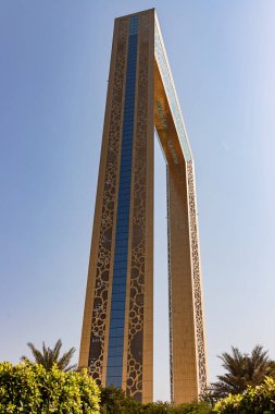 DUBAI; BİRLİK ARAB EMIRATES - 08 Kasım 2021: Dubai Frame - Müze, Zabeel Park BAE 'nin mimari simgesidir. Gezegendeki en büyük altın çerçeve..