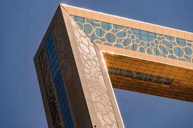 DUBAI; BİRLİK ARAB EMIRATES - 08 Kasım 2021: Dubai Frame - Müze, Zabeel Park BAE 'nin mimari simgesidir. Gezegendeki en büyük altın çerçeve..